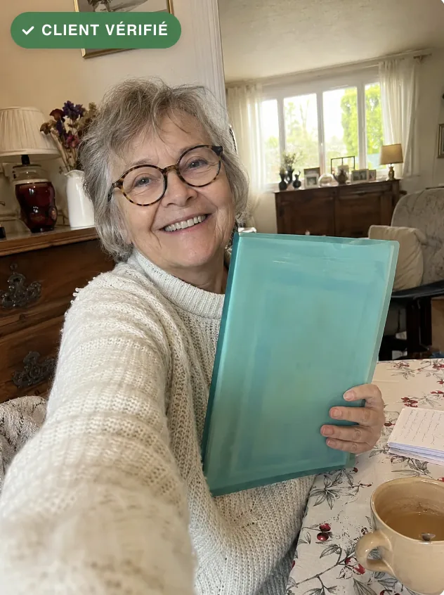 Brigitte M. avec son dossier Protocole 48-15-6 rempli, dans ses mains.