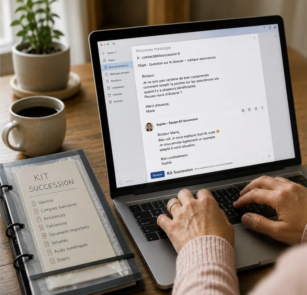 Une cliente écrit au support Kit Succession depuis son ordinateur, son classeur ouvert à côté d'elle.